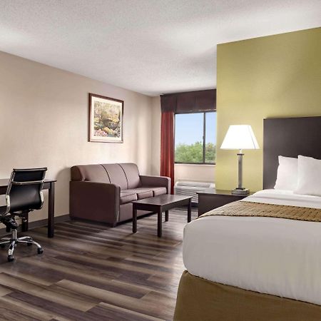 Baymont By Wyndham Monroe Hotel Exterior photo