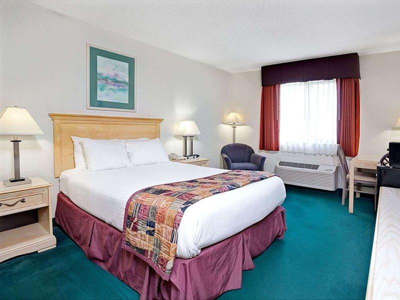 Baymont By Wyndham Monroe Hotel Exterior photo