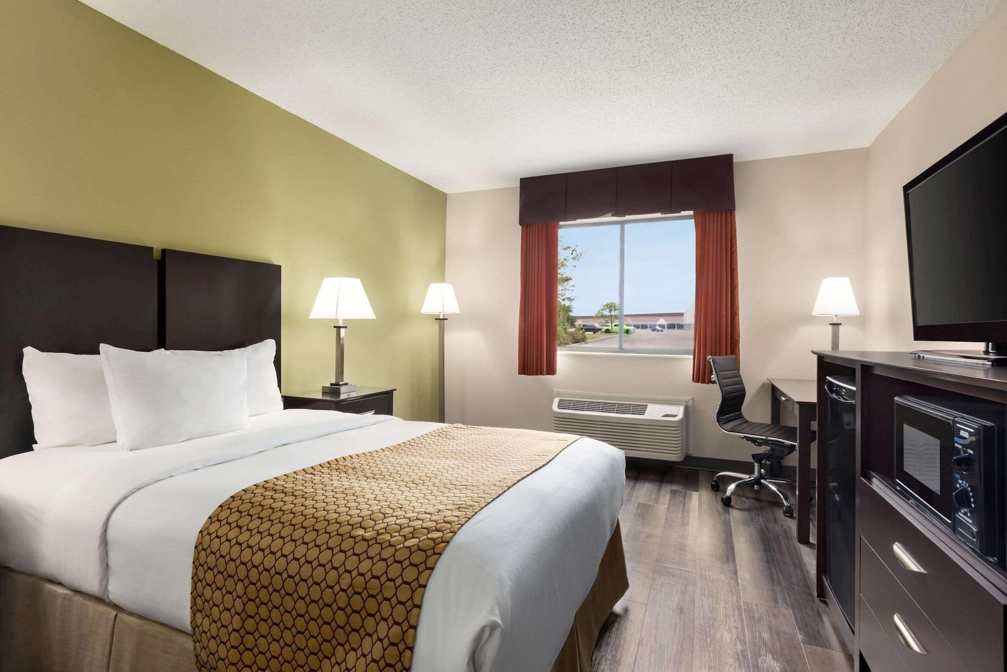 Baymont By Wyndham Monroe Hotel Exterior photo