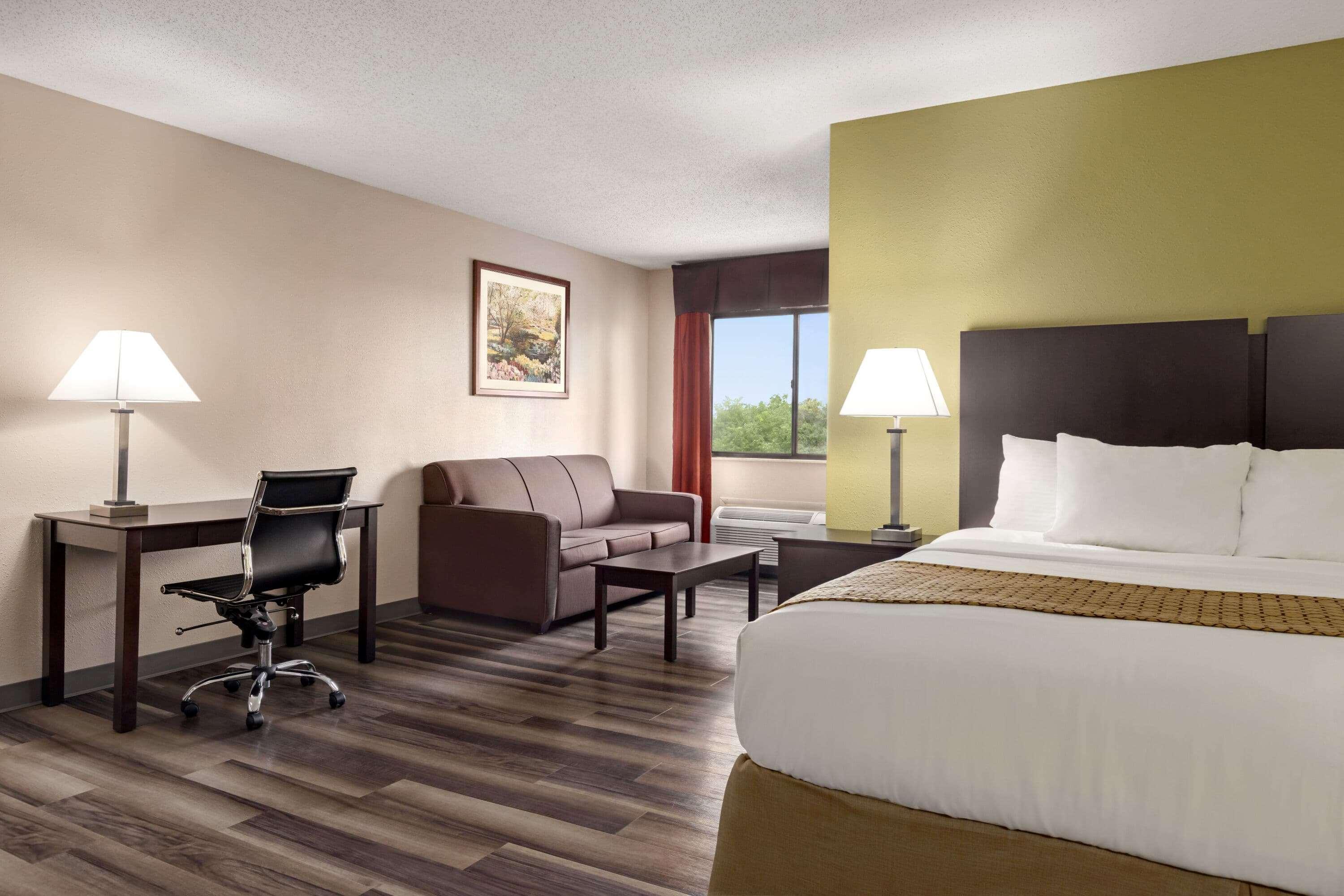 Baymont By Wyndham Monroe Hotel Exterior photo