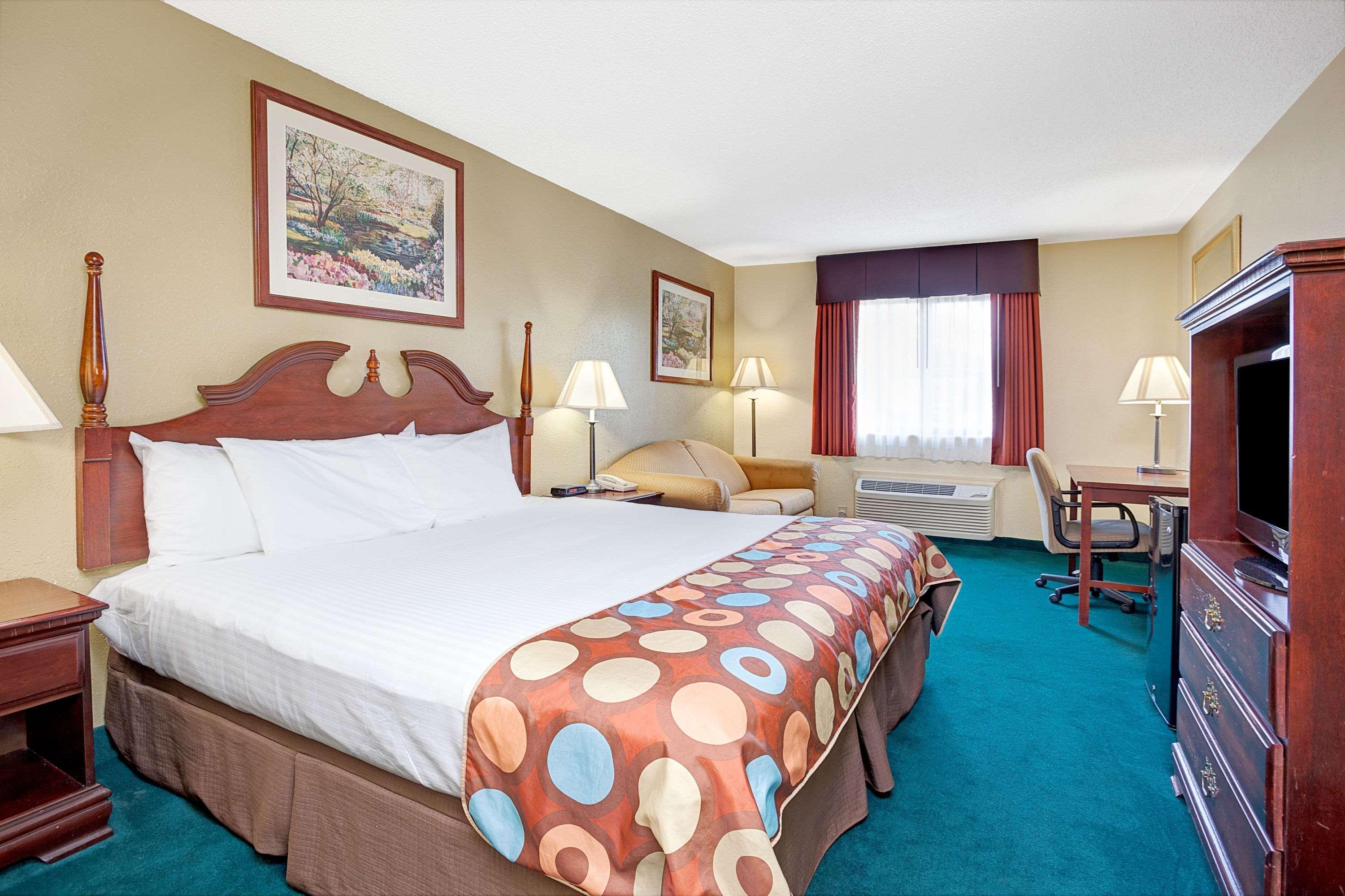 Baymont By Wyndham Monroe Hotel Exterior photo